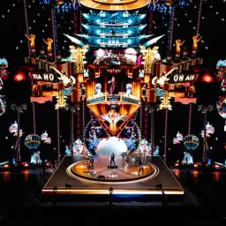U2 w Atomic City: spektakularna scena z neonami, gitarami i wizualizacjami nawiązującymi do Las Vegas.
