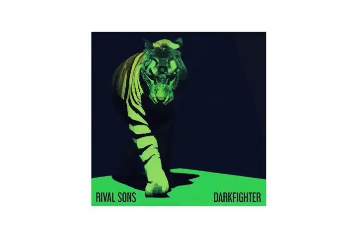 Tygrys w neonowym zielonym świetle, jak na okładce "Darkfighter" Rival Sons. "Bird in the hand" to tytuł, który przychodzi na myśl.