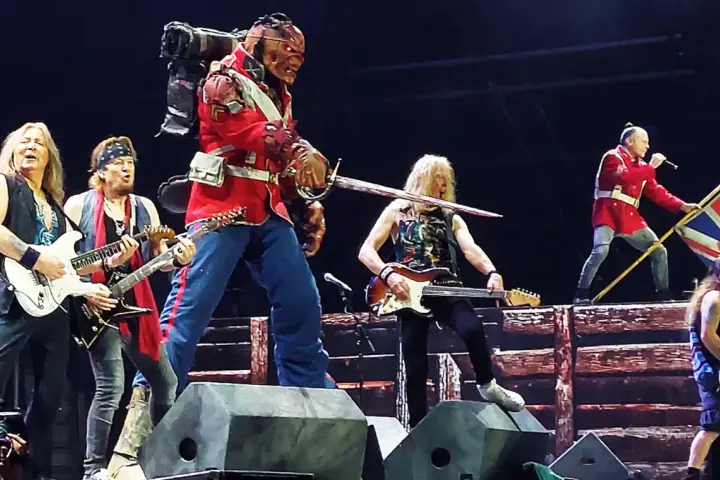 Iron Maiden koncerty w Polsce: Bruce Dickinson z flagą, Eddie w mundurze i muzycy grający na gitarach. Niezapomniany występ!