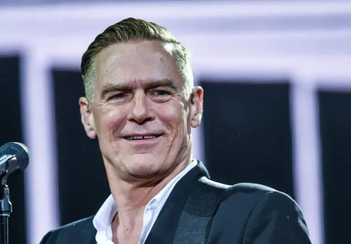 Uśmiechnięty Bryan Adams, którego żona pewnie jest dumna z jego występów.