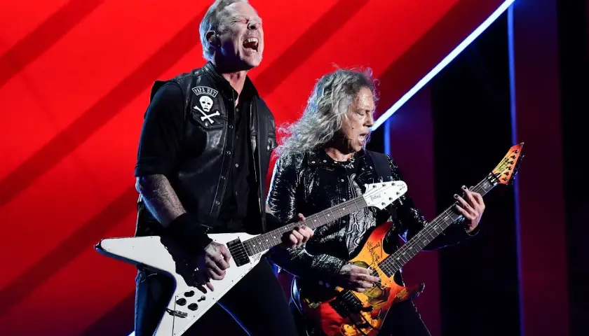 James Hetfield i Kirk Hammett z zespołu Metallica grają na gitarach podczas koncertu.
