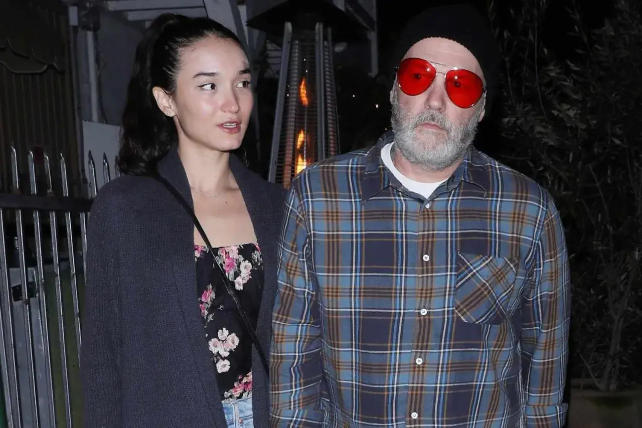 Fred Durst z żoną, w kratę i z czerwonymi okularami, wychodzą na miasto.