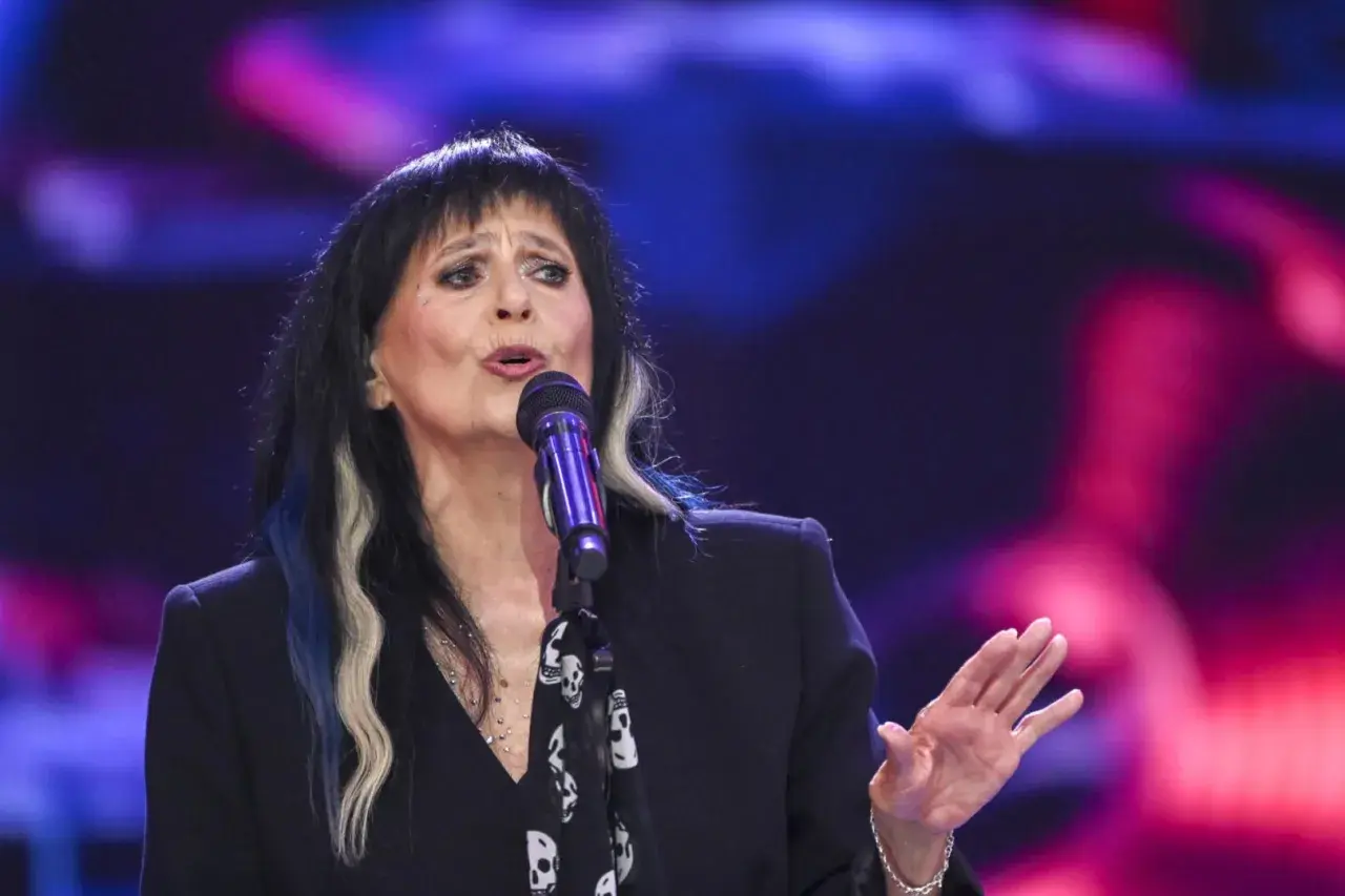 Wanda Kwietniewska śpiewa, a jej charakterystyczne, siwe pasma we włosach i rockowy styl podkreślają jej niepowtarzalne utwory.
