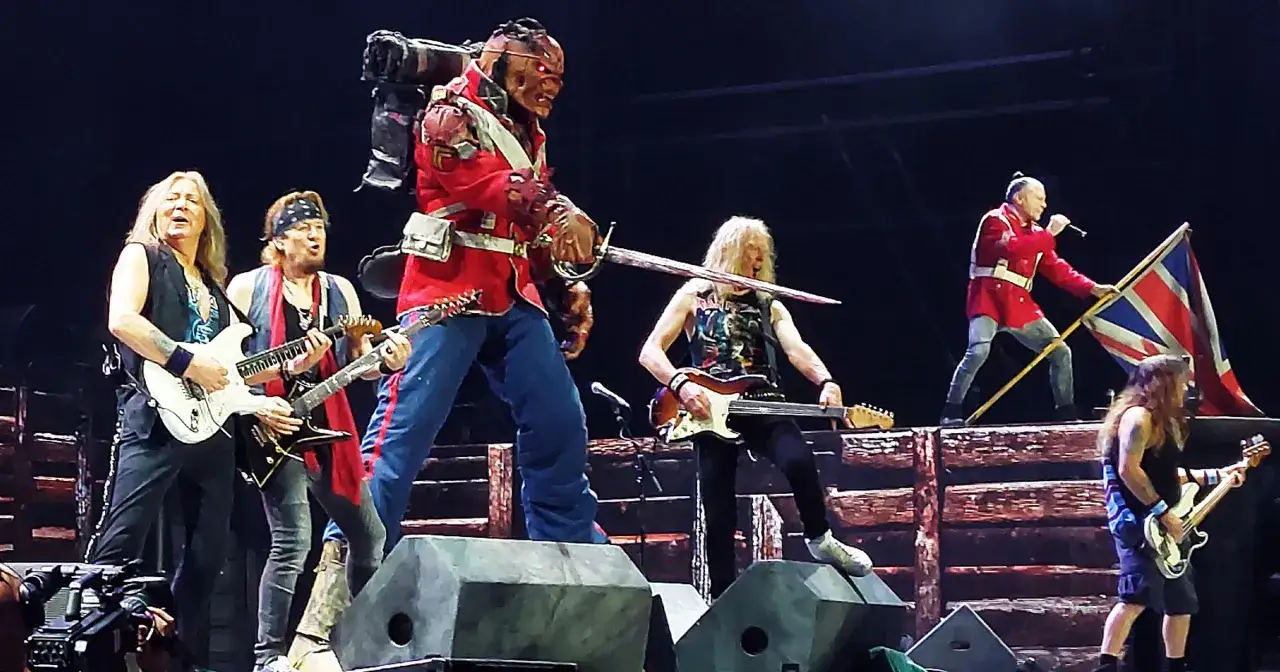 Iron Maiden koncerty w Polsce: Bruce Dickinson z flagą, Eddie w czerwonym mundurze i zesp&oacute;ł grający na scenie.