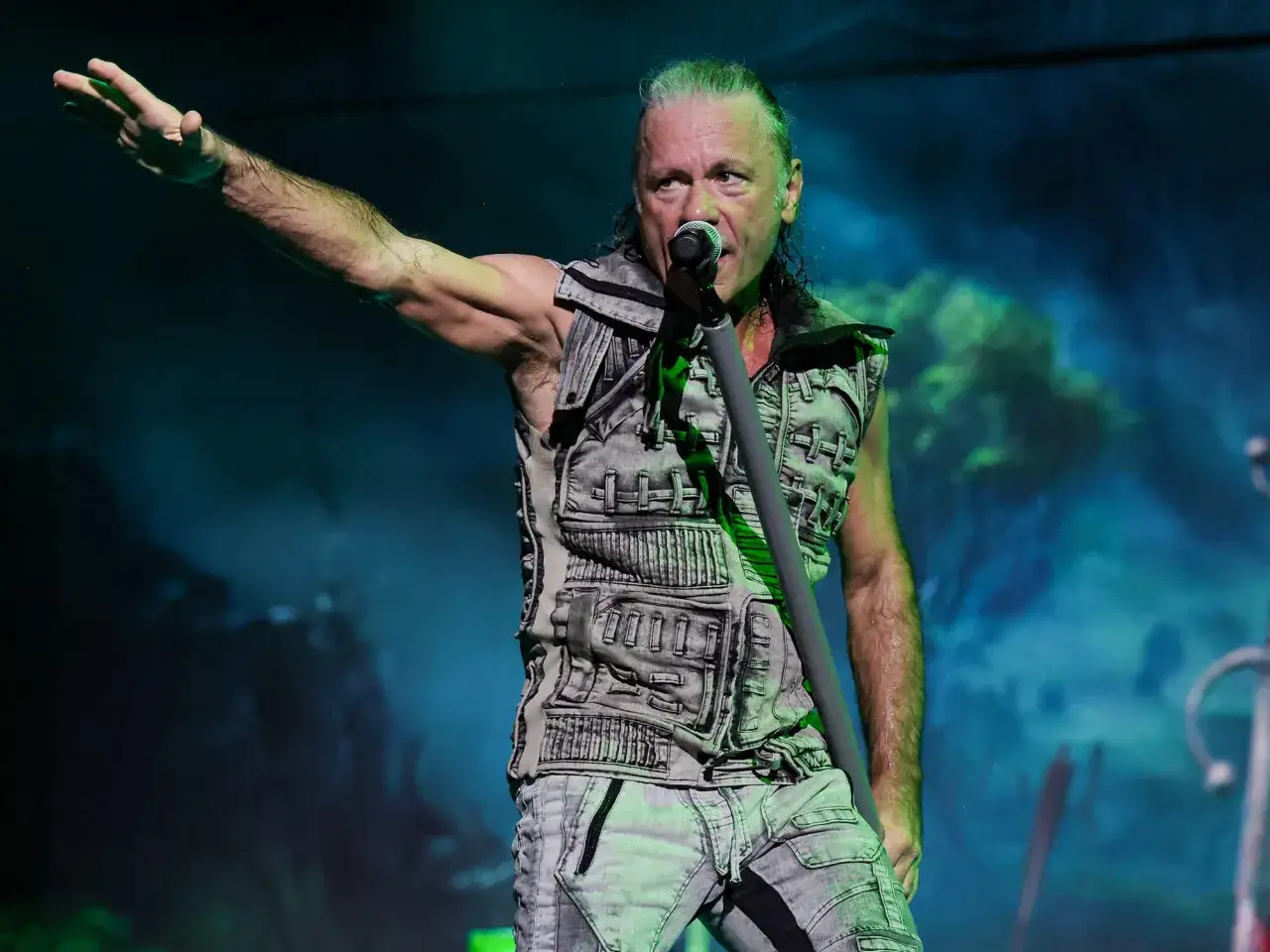 Bruce Dickinson, wokalista zespołu Iron Maiden, śpiewa na koncercie w futurystycznym stroju.