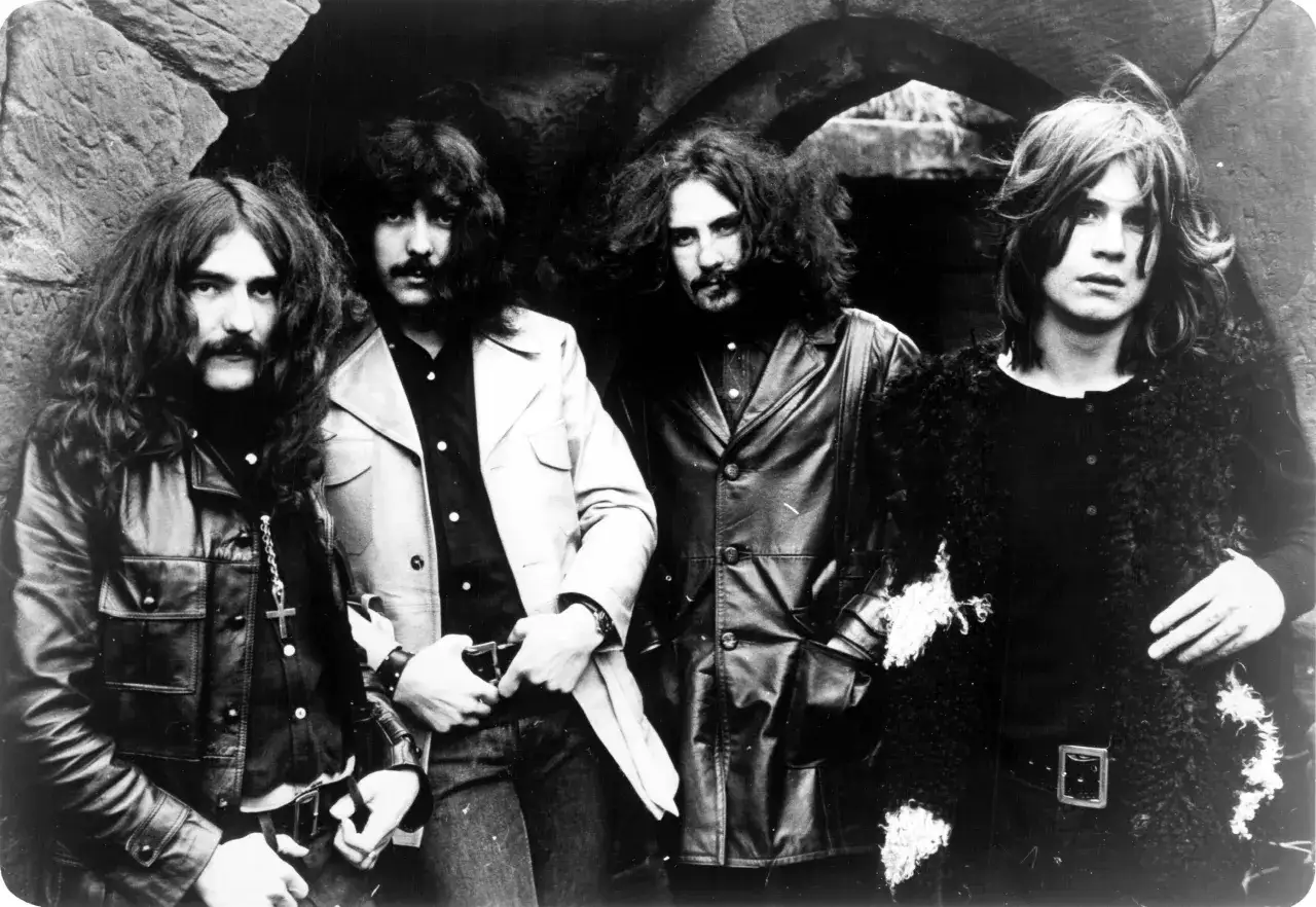 Członkowie Black Sabbath w skórzanych kurtkach i z charakterystycznymi fryzurami.