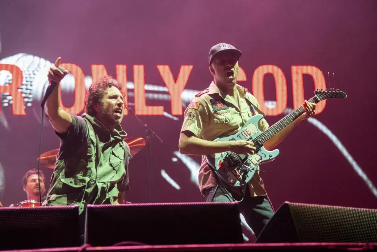 Członkowie Rage Against the Machine na scenie. Zack de la Rocha śpiewa, Tom Morello gra na gitarze.